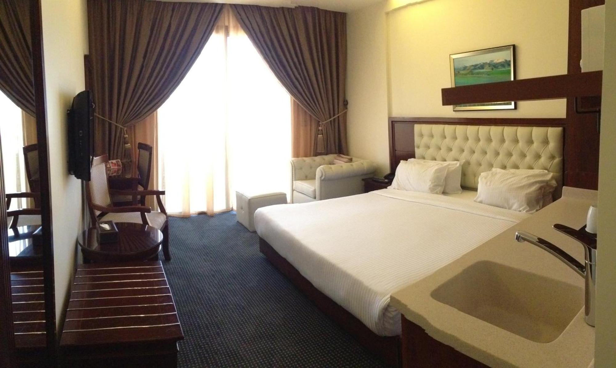 Midtown Hotel & Suites Бейрут Екстериор снимка